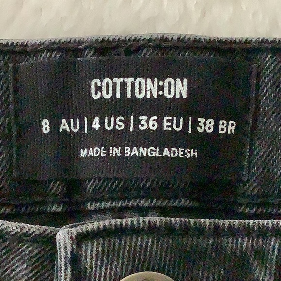 Cotton:On Stretch Mom Jeans with Ripped Knee in Washed black - Picture 6 of 10